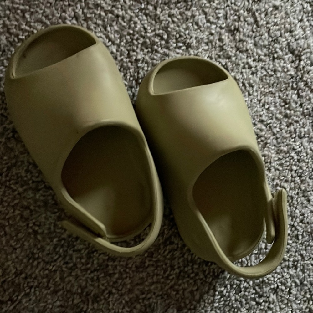 Yeezy slides kids